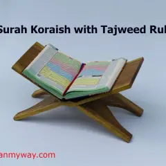 En öppen Koran på ett träställ, med texten "Surah Koraish with Tajweed Rules" ovanför.