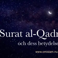Surat al-Qadr och dess betydelse. En nattlig himmel med stjärnor och en halvmåne.