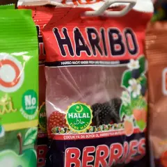 Godis i olika påsar, en med Haribo Berries och en Halal-certifiering som visar att islam matregler följs. En annan påse visar "No Gelatine".