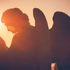 Silhuett av en ängel med vingar, händerna knäppta i bön mot en solnedgång. Änglar i islam är budbärare och tjänare av Gud.