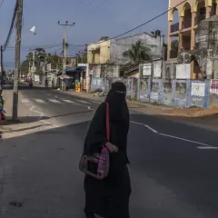 En kvinna i niqab korsar en gata i Sri Lanka. Frågan om masturbation är haram är en religiös diskussion.