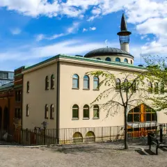 Moské med minaret och kupol i Stockholm. En vacker dag, kanske dags för adan salat time.