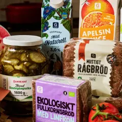 Svenska livsmedel som ost, yoghurt, apelsinjuice, rågbröd och smörgåsgurka. Allt tillåtet i islam, med Fairtrade-märkning på teet.