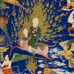 En illustration av islams profet på en bevingad varelse, omgiven av änglar och gyllene flammor mot en mörkblå stjärnhimmel.