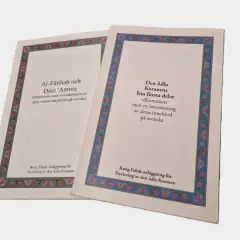 Två böcker med text från Koranen, inklusive surah al Kahf, översatta till svenska.