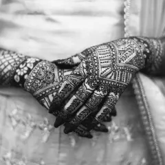 Händer med intrikata mönster av henna. Frågan om "is tattoo haram" kan vara relevant för vissa, men detta är temporär konst.