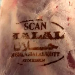 Stämplad text på kött: "SCAN HALAL" och arabisk skrift, vilket förklarar vad betyder halal. Köttet är märkt "MEBLAHALALKÖTT STOCKHOLM".
