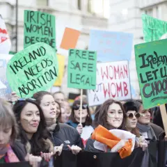 Människor demonstrerar för rätten till abort i Irland. Debatten om abort i islam är komplex.