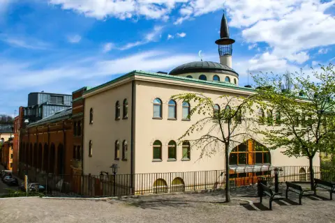 Moské med minaret och kupol i Stockholm. En vacker dag, kanske dags för adan salat time.