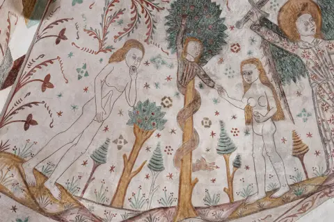 En medeltida målning visar adam och eva vid kunskapens träd. Ormen slingrar sig runt stammen, och en ängel med svärd står redo.