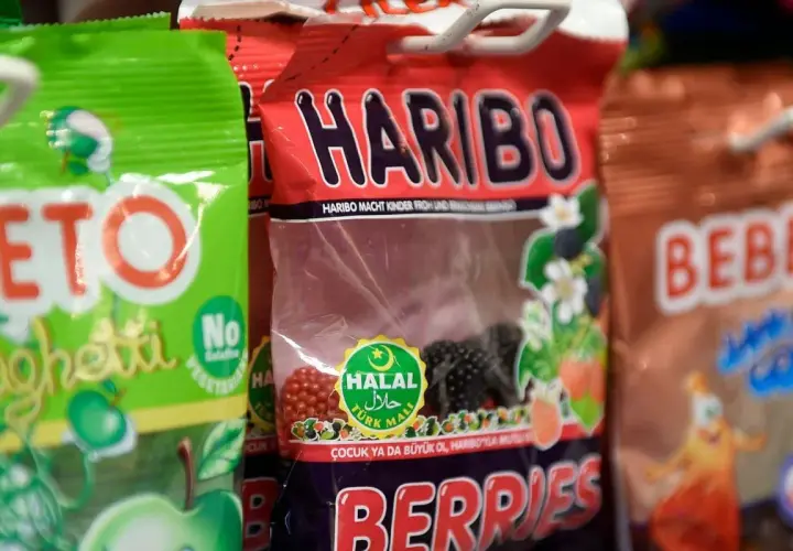 Godis i olika påsar, en med Haribo Berries och en Halal-certifiering som visar att islam matregler följs. En annan påse visar "No Gelatine".