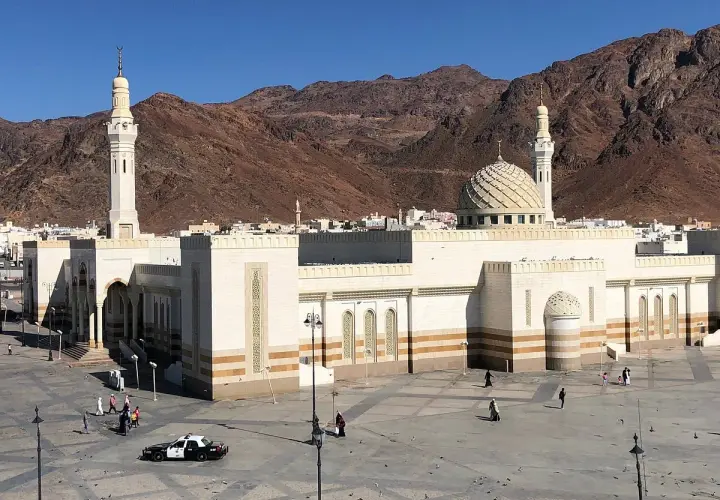 Stor moské med kupol och minareter, bakom berg. Platsen är känd som profeten Muhammeds grav.