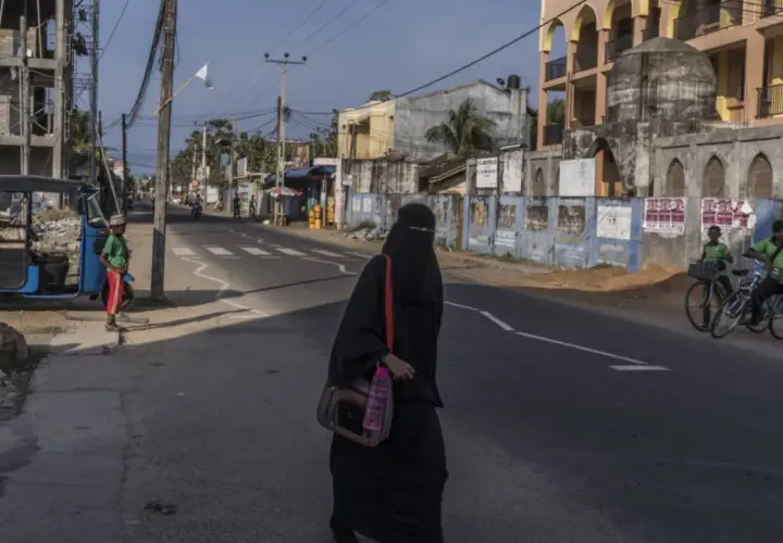 En kvinna i niqab korsar en gata i Sri Lanka. Frågan om masturbation är haram är en religiös diskussion.