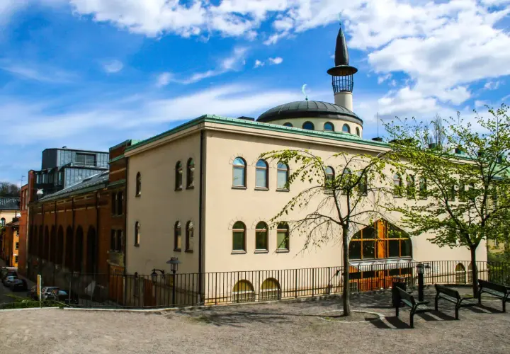 Moské med minaret och kupol i Stockholm. En vacker dag, kanske dags för adan salat time.