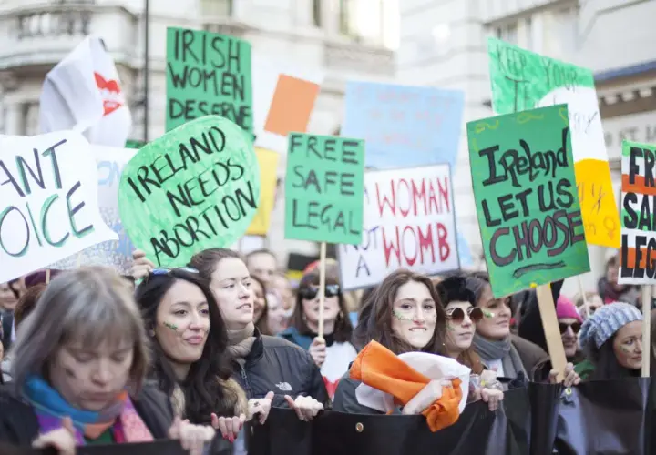 Människor demonstrerar för rätten till abort i Irland. Debatten om abort i islam är komplex.