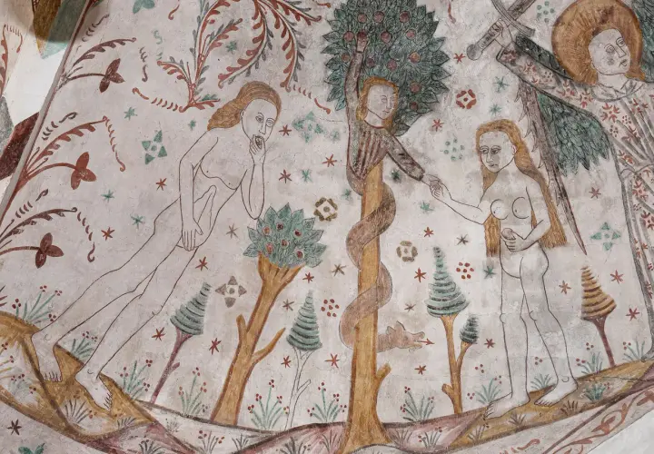En medeltida målning visar adam och eva vid kunskapens träd. Ormen slingrar sig runt stammen, och en ängel med svärd står redo.