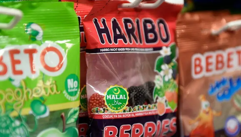 Godis i olika påsar, en med Haribo Berries och en Halal-certifiering som visar att islam matregler följs. En annan påse visar "No Gelatine".