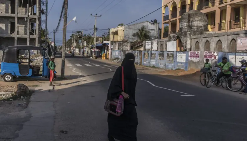 En kvinna i niqab korsar en gata i Sri Lanka. Frågan om masturbation är haram är en religiös diskussion.