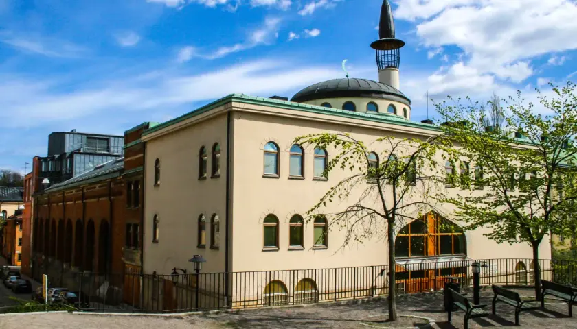 Moské med minaret och kupol i Stockholm. En vacker dag, kanske dags för adan salat time.
