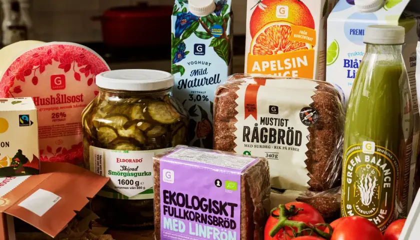 Svenska livsmedel som ost, yoghurt, apelsinjuice, rågbröd och smörgåsgurka. Allt tillåtet i islam, med Fairtrade-märkning på teet.