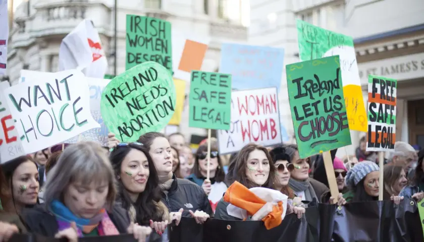 Människor demonstrerar för rätten till abort i Irland. Debatten om abort i islam är komplex.
