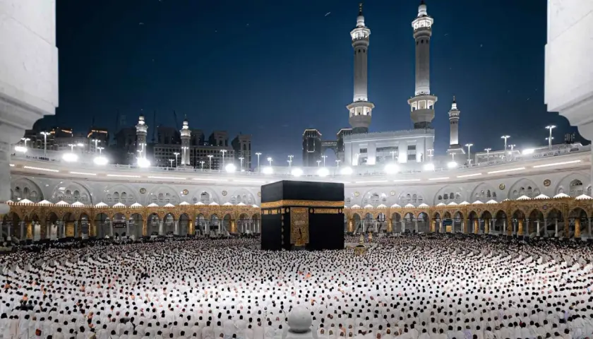 Mellanöstern: Tusentals pilgrimer samlade vid Kaba i Mecka, en plats som symboliserar enhet och avståndstagande från de **stora synderna inom islam**.