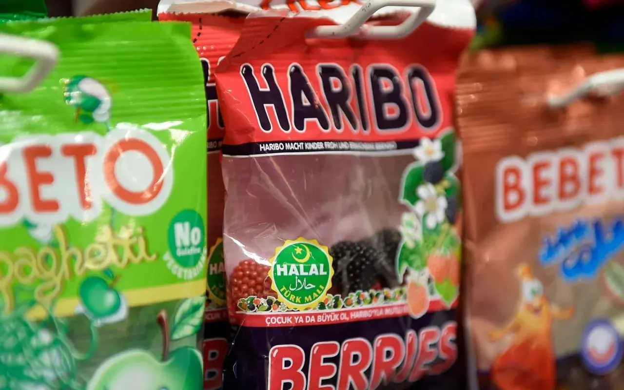 Godis i olika påsar, en med Haribo Berries och en Halal-certifiering som visar att islam matregler följs. En annan påse visar "No Gelatine".