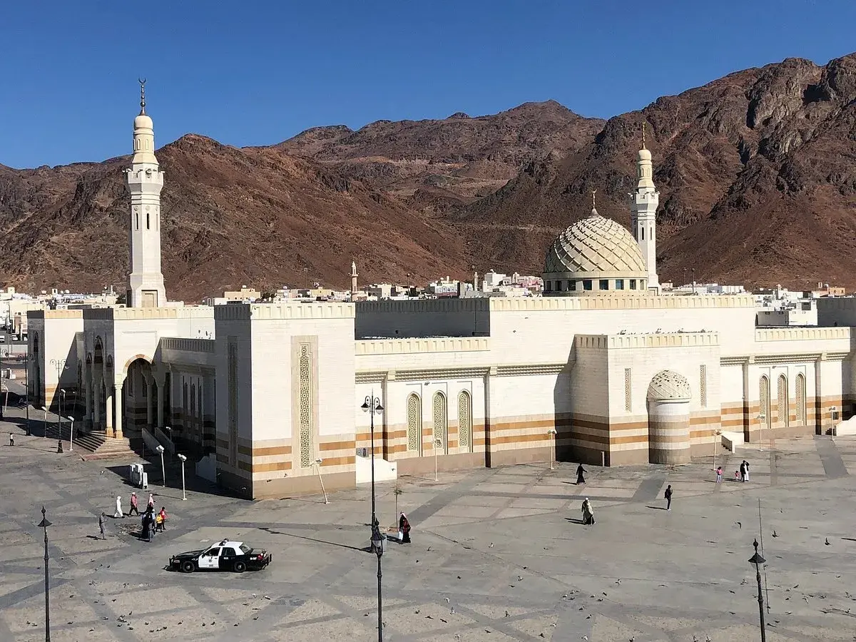 Stor moské med kupol och minareter, bakom berg. Platsen är känd som profeten Muhammeds grav.
