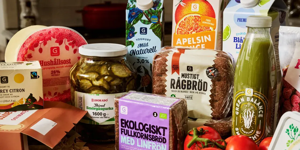 Svenska livsmedel som ost, yoghurt, apelsinjuice, rågbröd och smörgåsgurka. Allt tillåtet i islam, med Fairtrade-märkning på teet.