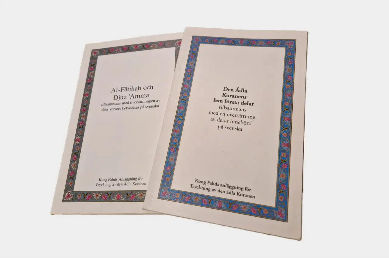 Två böcker med text från Koranen, inklusive surah al Kahf, översatta till svenska.