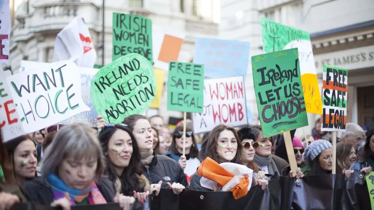 Människor demonstrerar för rätten till abort i Irland. Debatten om abort i islam är komplex.