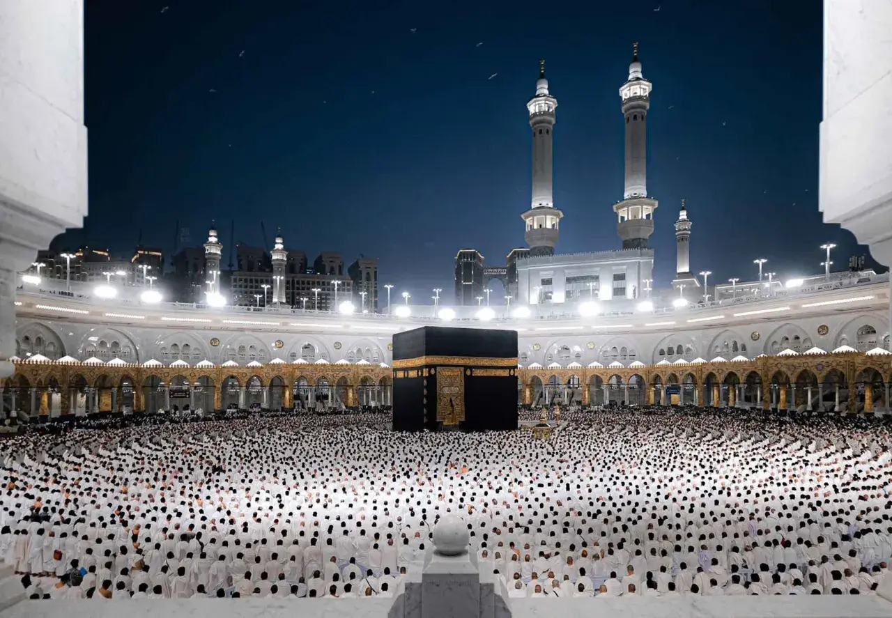 Mellanöstern: Tusentals pilgrimer samlade vid Kaba i Mecka, en plats som symboliserar enhet och avståndstagande från de **stora synderna inom islam**.