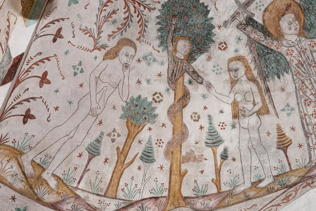 En medeltida målning visar adam och eva vid kunskapens träd. Ormen slingrar sig runt stammen, och en ängel med svärd står redo.