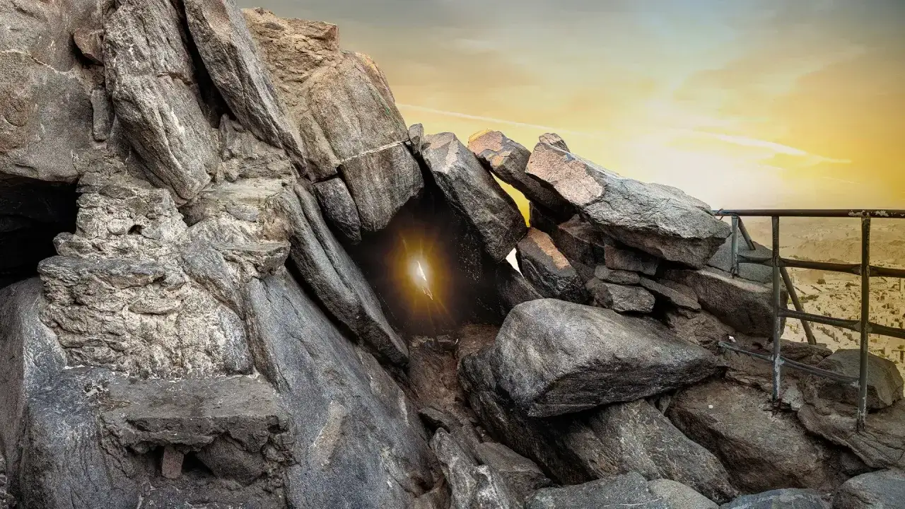 En glimt av ljus strålar från cave Hira, en klippformation med en mystisk öppning.