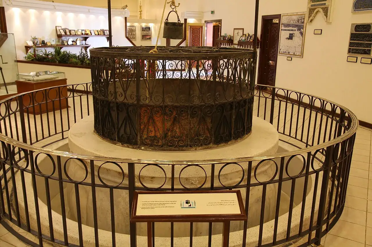 Brunnen Zamzam, där Abd al-Muttalib sägs ha funnit den. En historisk plats med en hink och rep för att hämta vatten.