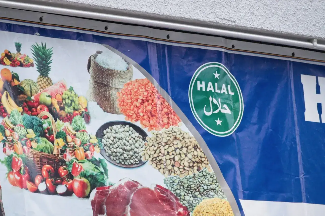 En skylt med frukt, grönsaker, linser och kött. En grön cirkel med texten