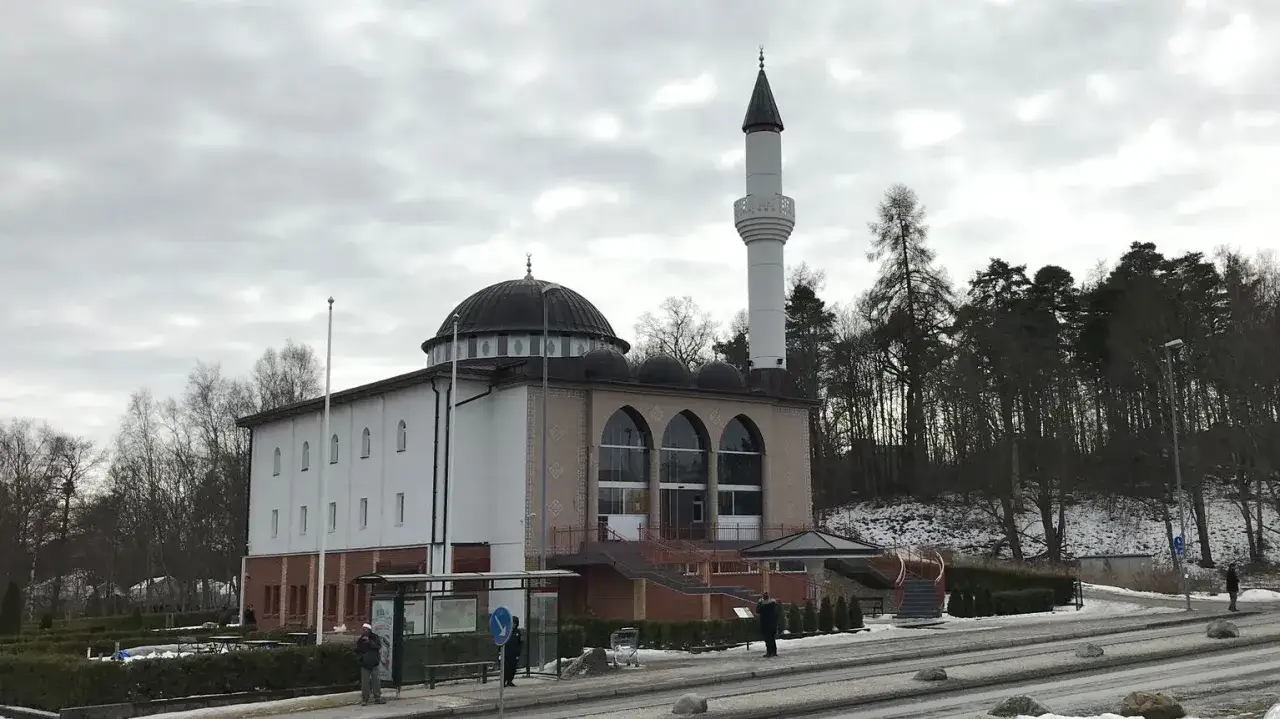 Moské med minaret i Sverige. En plats där böneutrop kan höras, omgiven av träd och snö.