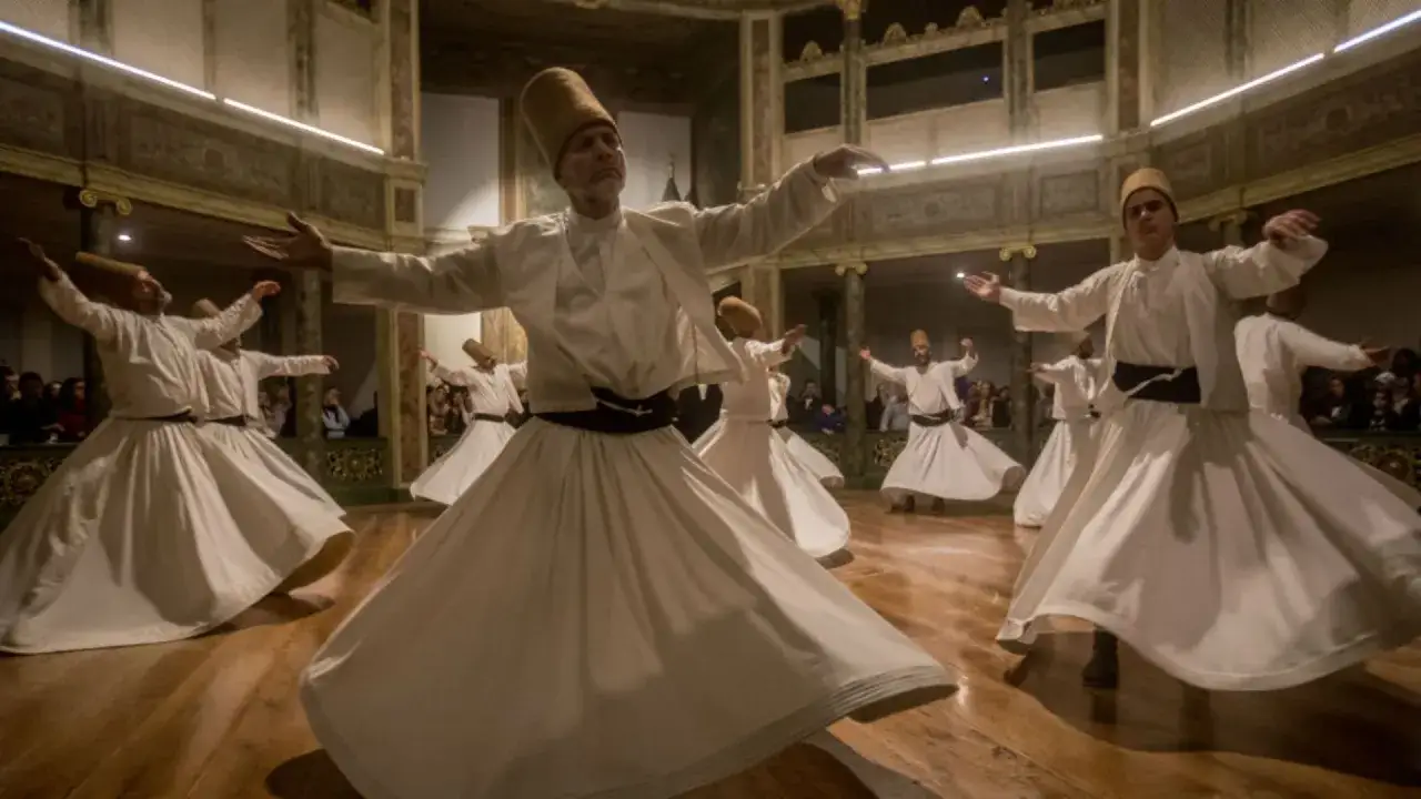 Män i vita dräkter och hattar snurrar i en ceremoniell dans, en del av sufismen.