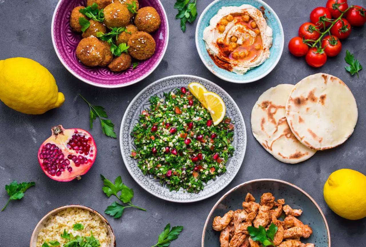 En festlig mezze med falafel, hummus, tabbouleh, kyckling och pitabröd. Frågan om krabba är halal är irrelevant här.