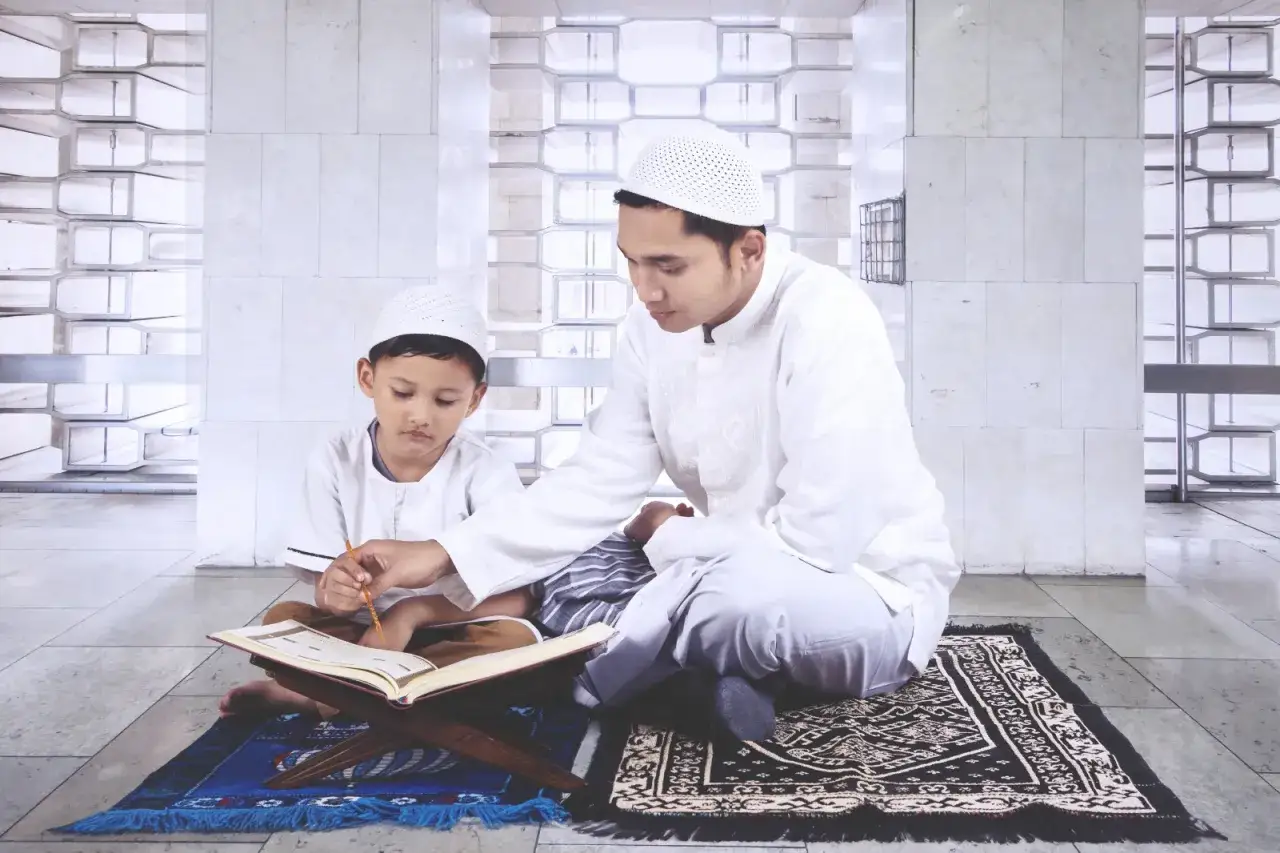 En man visar en pojke hur man blir muslim genom att läsa ur Koranen.