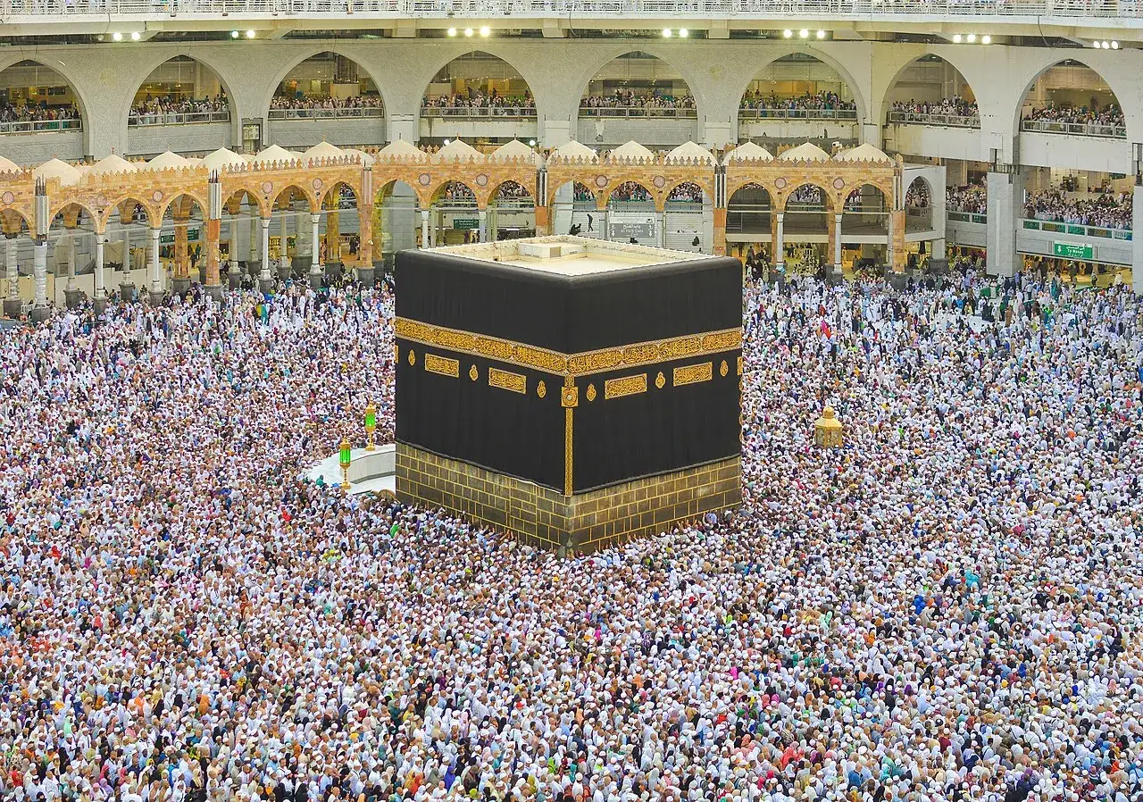 Enorm folkmassa samlas runt Kaba i Mecka, en helig plats som grundades av Ibrahim ibn Muhammad.