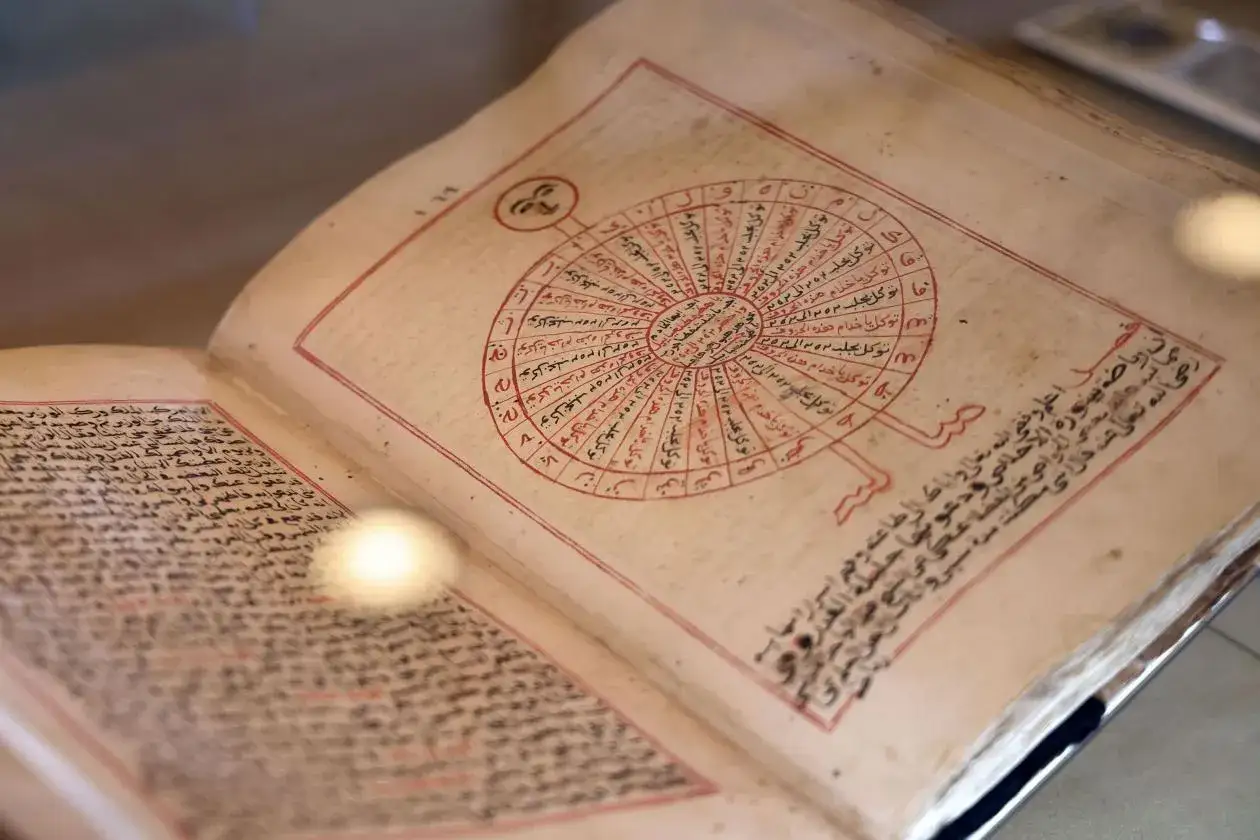 En gammal bok med arabisk text och en cirkulär diagram. Kanske en text som förklarar vad är haditherna.